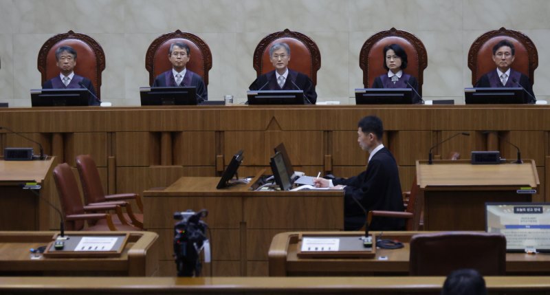 조희대 대법원장이 1일 오후 더불어민주당 이재명 대선 후보의 공직선거법 사건 전원합의체 선고를 위해 서울 서초구 대법원 대법정에 입장해 장내 정돈을 선언하고 있다. 2025.5.1/뉴스1 ⓒ News1 사진공동취재단