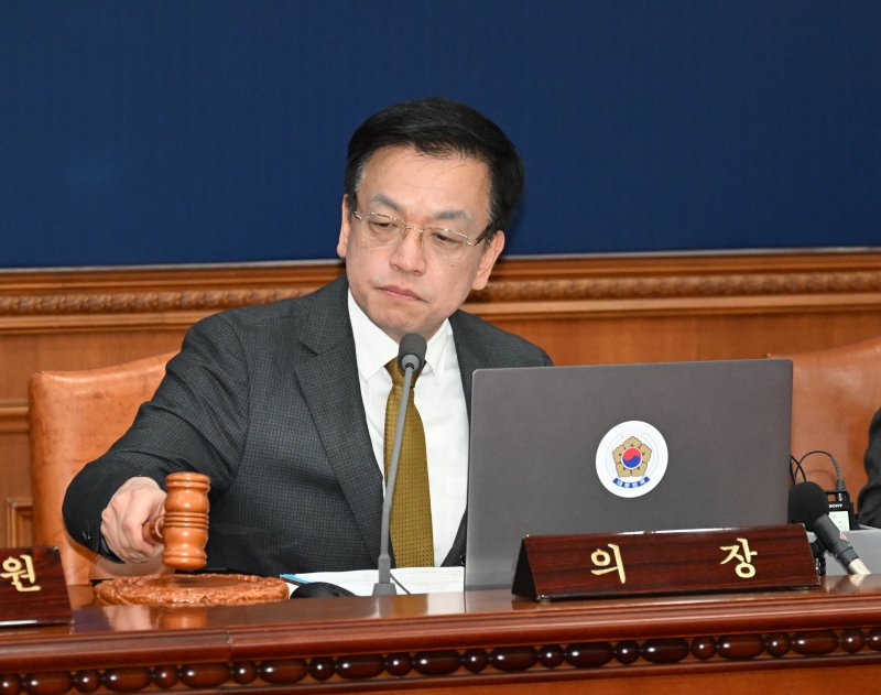 지난 3월 18일 당시 최상목 대통령 권한대행 부총리 겸 기획재정부 장관이 정부서울청사에서 열린 '제12회 국무회의'에서 개회 선언을 하며 의사봉을 두드리고 있다. (기획재정부 제공. 재판매 및 DB 금지) 2025.3.18/뉴스1