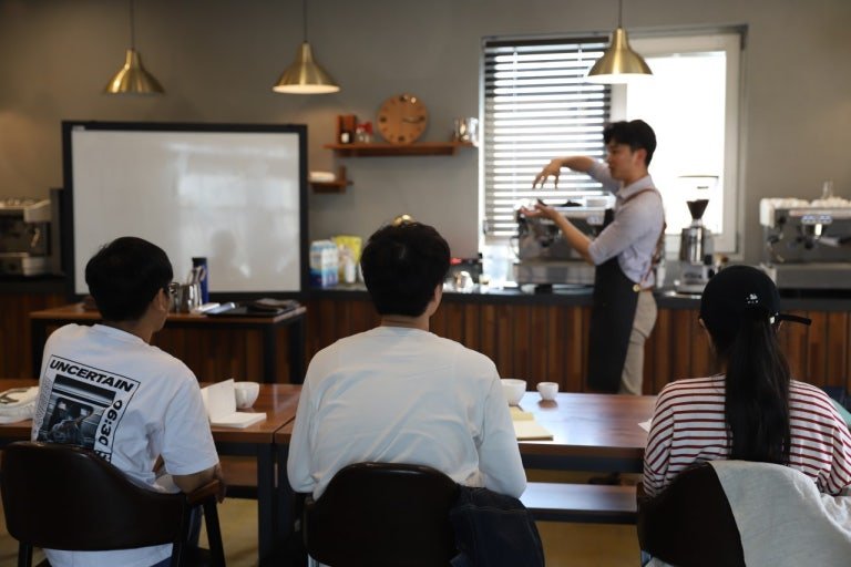 [제주=뉴시스] 제주도 평생교육이용권 지원사업을 통해 강좌를 수강하는 모습. (사진=제주도 제공) 2025.05.02. photo@newsis.com
