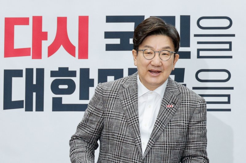 권성동 국민의힘 원내대표가 2일 오전 서울 여의도 국회에서 열린 원내대책회의에 입장하고 있다. 2025.5.2/뉴스1 ⓒ News1 안은나 기자