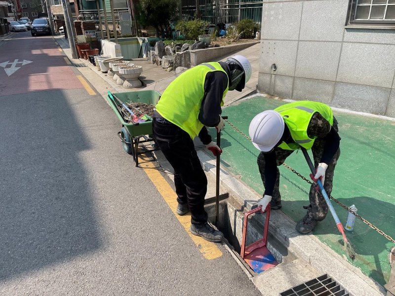 침수취약지역 빗물받이 준설작업 (출처=연합뉴스)