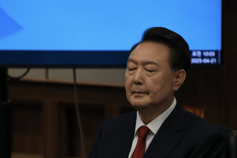 [서울=뉴시스] 사진공동취재단 = 12·3 비상계엄을 선포해 내란 우두머리 혐의로 재판에 넘겨진 윤석열 전 대통령이 21일 오전 서울 서초구 서울중앙지법 417호 법정에 앉아 재판 시작을 기다리고 있다. 2025.04.21. photo@newsis.com