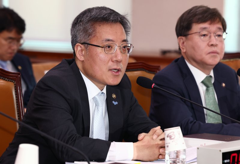 김석우 법무부 차관이 2일 오전 서울 여의도 국회에서 열린 법제사법위원회 전체회의에서 의원 질의에 답변하고 있다. /사진=뉴스1