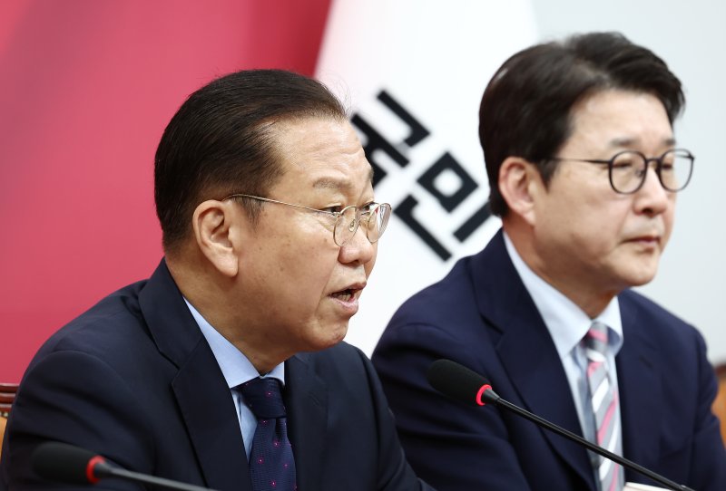 권영세 국민의힘 비상대책위원장이 1일 서울 여의도 국회에서 이재명 더불어민주당 대통령 후보 선거법 위반 대법원 파기환송 판결 관련 기자회견을 하고 있다. 2025.5.1/뉴스1 ⓒ News1 김민지 기자