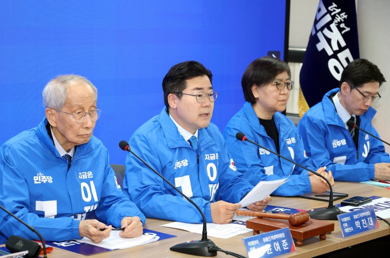 [서울=뉴시스] 조성봉 기자 = 박찬대 더불어민주당 상임 총괄선대위원장이 2일 오전 서울 여의도 중앙당사에서 열린 중앙선거대책위원회의에서 발언을 하고 있다. 2025.05.02. suncho21@newsis.com