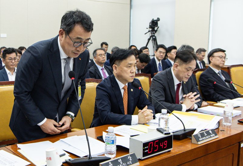 유영상 SK텔레콤 대표이사가 30일 오전 서울 여의도 국회 과학기술정보방송통신위원회에서 열린 YTN 등 방송·통신 분야 청문회에서 고개 숙여 사과하고 있다. 2025.4.30/뉴스1 ⓒ News1 이재명 기자
