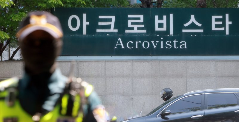 검찰이 30일 무속인 '건진법사' 전성배 씨의 청탁금지법 위반 혐의와 관련해 윤석열 전 대통령의 서초동 사저를 압수수색에 들어갔다. 검찰은 김건희 여사에게 선물로 전달된 다이아몬드 목걸이와 명품 가방 등의 의혹을 수사 중이다. 사진은 이날 오전 서울 서초구 아크로비스타. 2025.4.30/뉴스1 ⓒ News1 김진환 기자