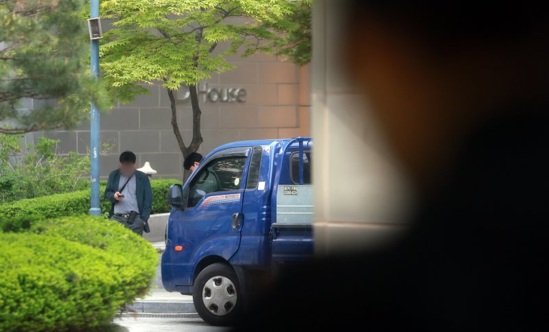 검찰이 30일 무속인 '건진법사' 전성배 씨의 청탁금지법 위반 혐의와 관련해 윤석열 전 대통령의 서초동 사저를 압수수색에 들어갔다. 검찰은 김건희 여사에게 선물로 전달된 다이아몬드 목걸이와 명품 가방 등의 의혹을 수사 중이다. 사진은 이날 오전 서울 서초구 아크로비스타. 2025.4.30/뉴스1 ⓒ News1 김진환 기자