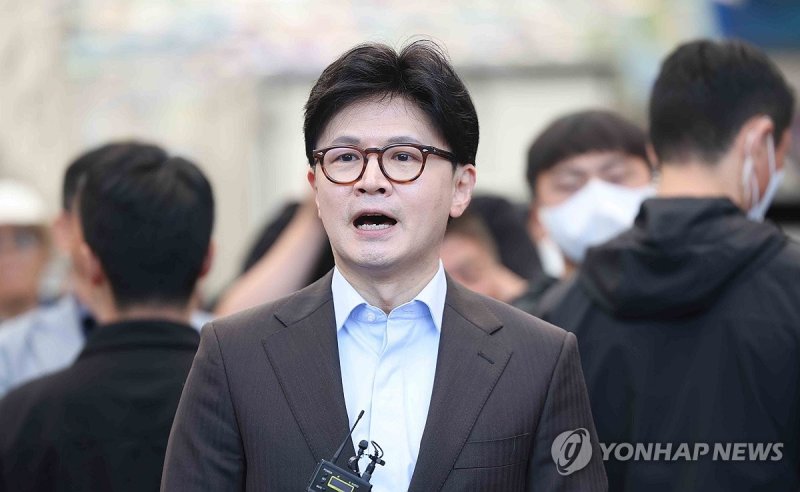 취재진 질문에 답하는 한동훈 후보 (출처=연합뉴스)