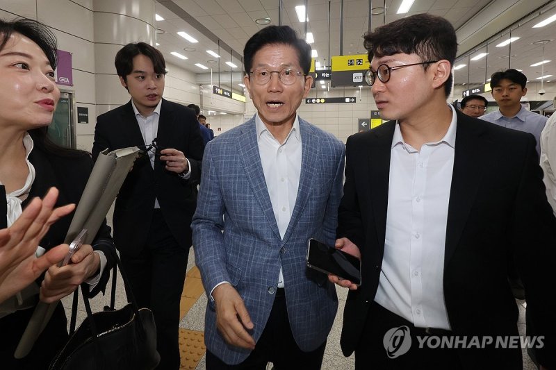 취재진 질문 받으며 이동하는 김문수 후보 (출처=연합뉴스)