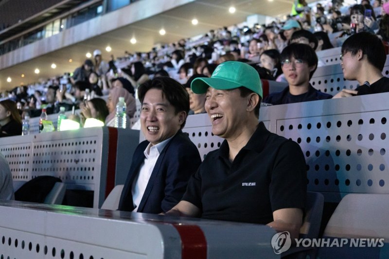 서울스프링페스타 원더쇼 개막식 관람하는 이준석-오세훈 (출처=연합뉴스)