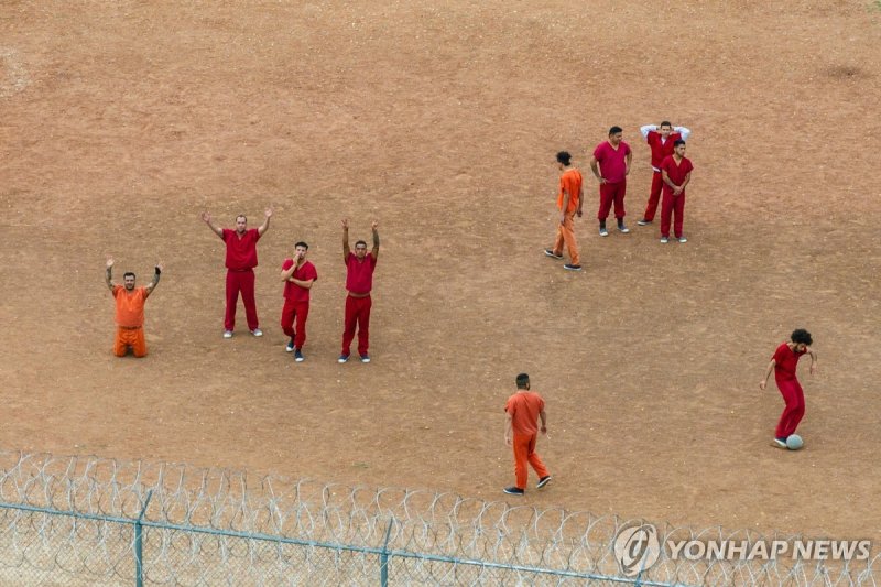 미 텍사스주에 구금된 베네수엘라 이민자들 (출처=연합뉴스)