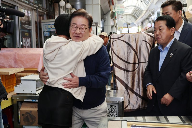 '골목골목 경청투어 : 접경벨트편'에 나선 이재명 더불어민주당 대통령 후보가 2일 오전 강원 철원군 동송전통시장을 찾아 한 지지자와 포옹을 하고 있다. (공동취재) 2025.5.2/뉴스1 ⓒ News1 이재명 기자