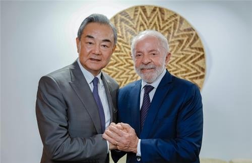지난달 30일 브라질서 만난 왕이 중국 외교부장과 룰라 브라질 대통령 (출처=연합뉴스)