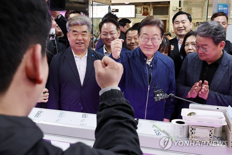접경지역 시장 상인들 만나는 이재명 후보 (출처=연합뉴스)