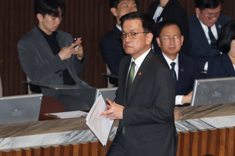 최상목 경제부총리 겸 기획재정부장관이 1일 오후 서울 여의도 국회에서 열린 본회의에서 2025년도 제1회 추가경정예산안이 통과되자 정부측 인사를 마친뒤 본회의장을 나서고 있다. 2025.5.1/뉴스1 ⓒ News1 이광호 기자