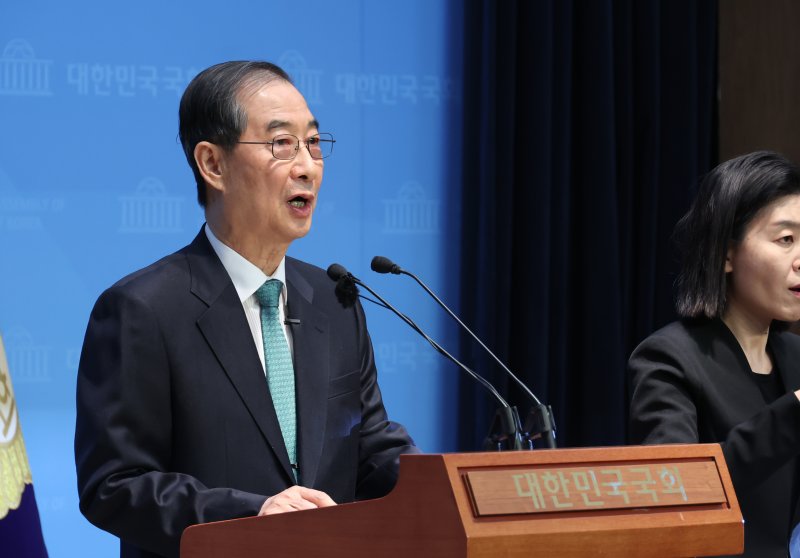 [서울=뉴시스] 고승민 기자 = 한덕수 전 국무총리가 2일 서울 여의도 국회 소통관에서 대선 출마 기자회견을 하고 있다. 2025.05.02. kkssmm99@newsis.com