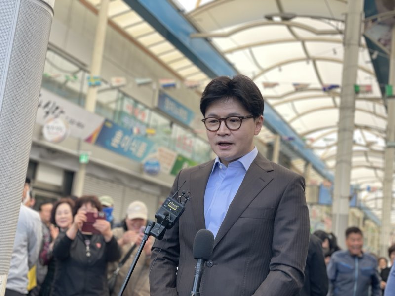 한동훈 국민의힘 대선 경선 후보가 2일 오전 경남 창원시 마산어시장에서 취재진의 질문에 답하고 있다. 2025.5.2/뉴스1 ⓒ News1 강정태 기자