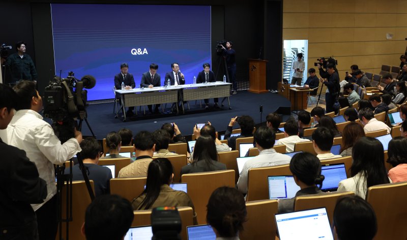 [서울=뉴시스] 조수정 기자 = 유영상(단상 왼쪽 세번째) SK텔레콤 사장이 2일 오전 서울 중구 SK텔레콤 T타워에서 유심 해킹 사이버 침해 관련 언론설명회에서 기자들의 질문에 답하고 있다. 2025.05.02. chocrystal@newsis.com