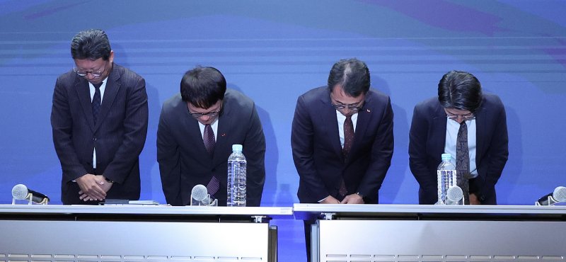 [서울=뉴시스] 조수정 기자 = 유영상(왼쪽 세번째) SK텔레콤 사장 및 임원들이 2일 오전 서울 중구 SK텔레콤 T타워에서 유심 해킹 사이버 침해 관련 언론설명회를 마친 뒤 고개숙여 사과하고 있다. 2025.05.02. chocrystal@newsis.com