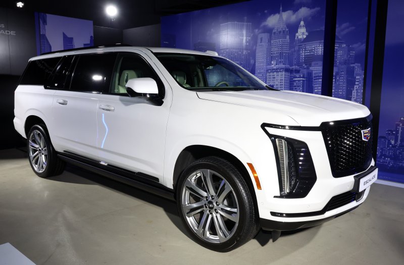 [광명=뉴시스] 이영환 기자 = 지난달 16일 오전 경기 광명시 아이벡스 스튜디오에서 열린 캐딜락 더 뉴 에스컬레이드 출시 행사에서 차량이 전시되어 있다. 2025.04.16. 20hwan@newsis.com