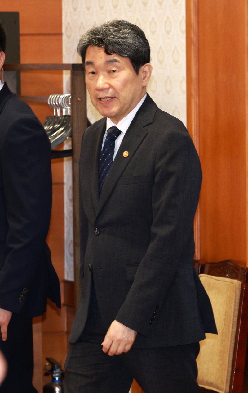 [서울=뉴시스] 고범준 기자 = 이주호 대통령 권한대행 부총리 겸 교육부 장관이 2일 서울 종로구 정부서울청사에서 열린 긴급 국가안전보장회의(NSC)에 입장하고 있다. 2025.05.02. bjko@newsis.com