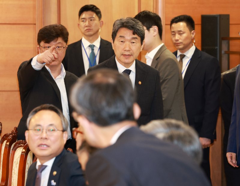 [서울=뉴시스] 고범준 기자 = 이주호 대통령 권한대행 부총리 겸 교육부 장관이 2일 서울 종로구 정부서울청사에서 열린 긴급 국가안전보장회의(NSC)에 입장하고 있다. 2025.05.02. bjko@newsis.com