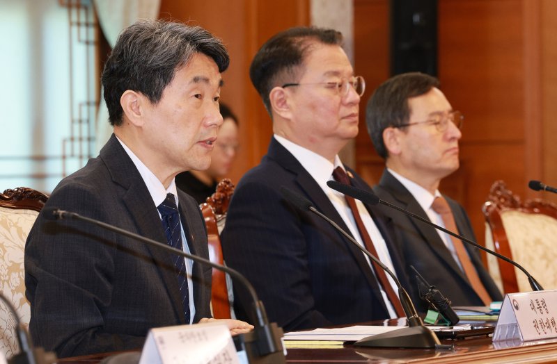 [서울=뉴시스] 고범준 기자 = 이주호 대통령 권한대행 부총리 겸 교육부 장관이 2일 서울 종로구 정부서울청사에서 열린 긴급 국가안전보장회의(NSC)에서 발언하고 있다. 2025.05.02. bjko@newsis.com