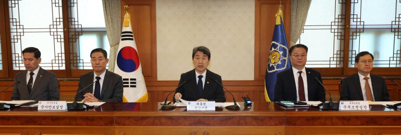 [서울=뉴시스] 고범준 기자 = 이주호 대통령 권한대행 부총리 겸 교육부 장관이 2일 서울 종로구 정부서울청사에서 열린 긴급 국가안전보장회의(NSC)에서 발언하고 있다. 왼쪽부터 김선호 국방부장관 직무대행, 신원식 국가안보실장, 이 권한대행, 방기선 국무조정실장, 인성환 국가안보실 2차장. 2025.05.02. bjko@newsis.com