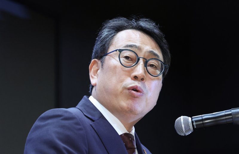 [서울=뉴시스] 조수정 기자 = 유영상 SK텔레콤 사장이 2일 오전 서울 중구 SK텔레콤 T타워에서 유심 해킹 사이버 침해 관련 언론설명회를 하고 있다. 2025.05.02. chocrystal@newsis.com