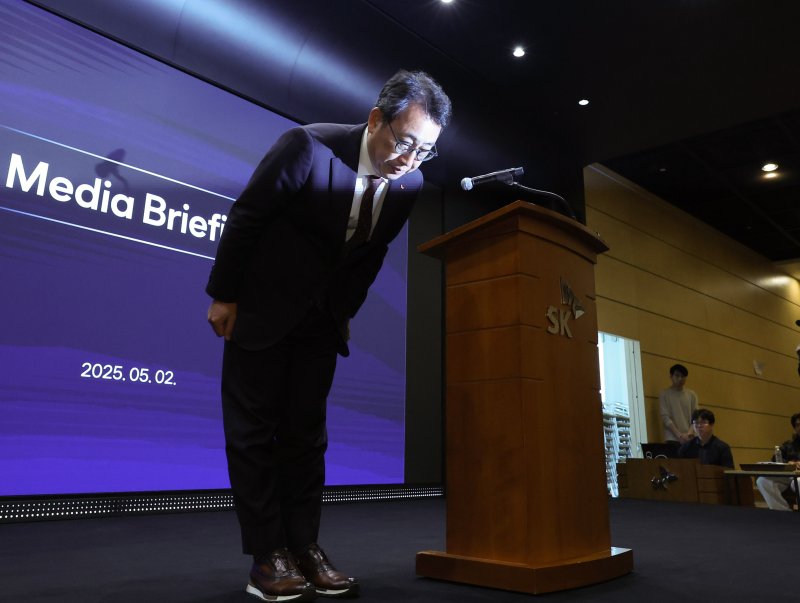 [서울=뉴시스] 조수정 기자 = 유영상 SK텔레콤 사장이 2일 오전 서울 중구 SK텔레콤 T타워에서 유심 해킹 사이버 침해 관련 언론설명회에 앞서 인사하고 있다. 2025.05.02. chocrystal@newsis.com