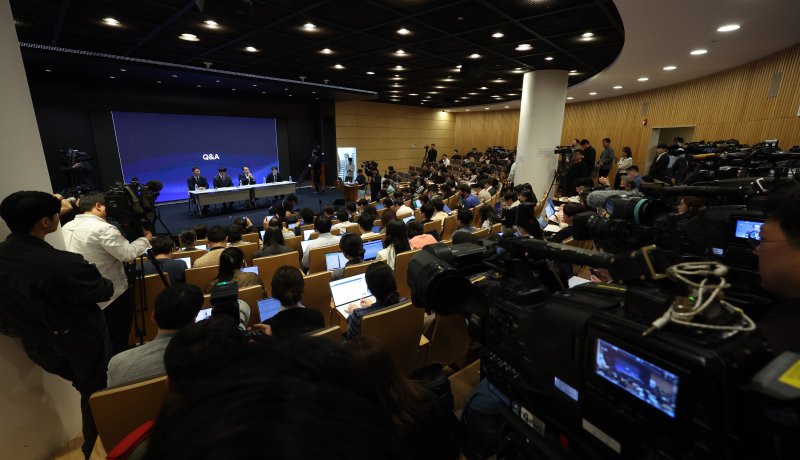 [서울=뉴시스] 조수정 기자 = 유영상 SK텔레콤 사장이 2일 오전 서울 중구 SK텔레콤 T타워에서 유심 해킹 사이버 침해 관련 언론설명회에서 기자들의 질문에 답하고 있다. 2025.05.02. chocrystal@newsis.com