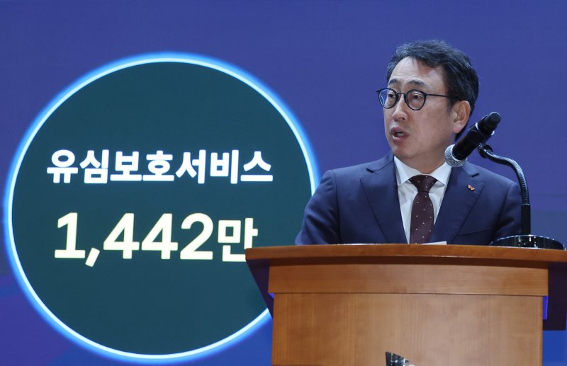 [서울=뉴시스] 조수정 기자 = 유영상 SK텔레콤 사장이 2일 오전 서울 중구 SK텔레콤 T타워에서 유심 해킹 사이버 침해 관련 언론설명회를 하고 있다. 2025.05.02. chocrystal@newsis.com