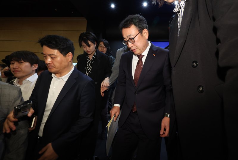 [서울=뉴시스] 조수정 기자 = 유영상 SK텔레콤 사장이 2일 오전 서울 중구 SK텔레콤 T타워에서 유심 해킹 사이버 침해 관련 언론설명회를 마친 뒤 추가 질문을 위해 모여드는 기자들을 피해 이석하고 있다. 2025.05.02. chocrystal@newsis.com