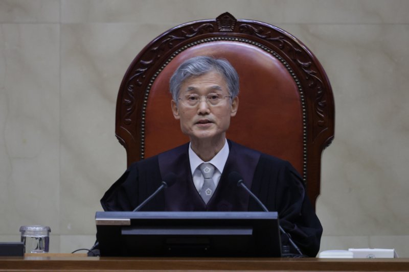 조희대 대법원장이 1일 오후 더불어민주당 이재명 대선 후보의 공직선거법 사건 전원합의체 선고를 위해 서울 서초구 대법원 대법정에 입장해 장내 정돈을 선언하고 있다.2025.5.1/뉴스1 ⓒ News1 사진공동취재단