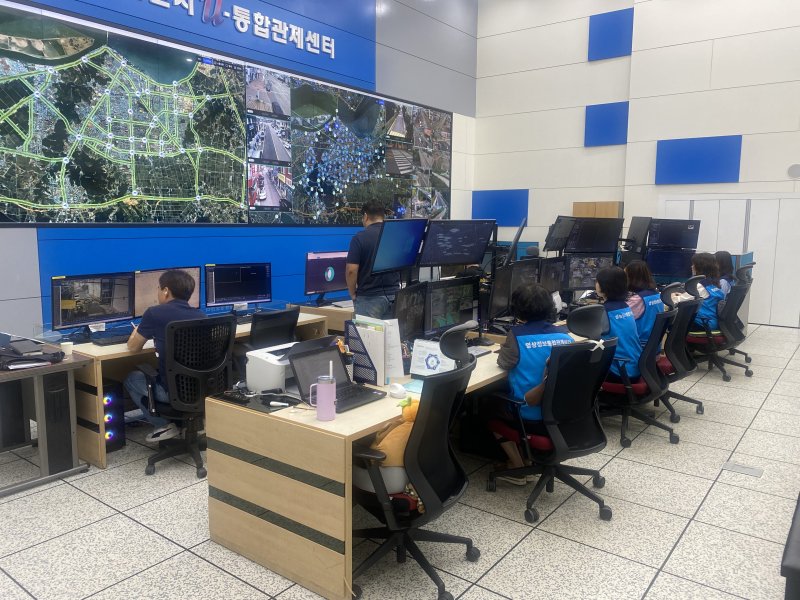 군산시가 스마트도시 솔루션 확산사업 공모에 선정됐다. 사진은 통합관제센터.(군산시 제공, 재판매 및 DB금지)