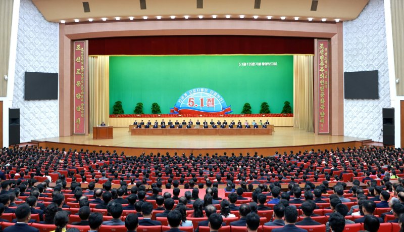 (평양 노동신문=뉴스1) = 북한 노동당 기관지 노동신문은 2일 "전세계 근로자들의 국제적명절 5·1절 135돌 기념 중앙보고회가 1일 인민문화궁전에서 진행됐다＂고 보도했다. [국내에서만 사용가능. 재배포 금지. DB 금지. For Use Only in the Republic of Korea. Redistribution Prohibited] rodongphoto@news1.kr