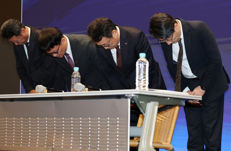 유영상 SK텔레콤 대표이사(오른쪽 두번째)를 비롯한 경영진 2일 오전 서울 중구 SK텔레콤 T타워에서 열린 사이버 침해 관련 일일 브리핑에서 유심(USIM) 정보 해킹 사고와 관련해 고개 숙여 사과하고 있다. 2025.5.2/뉴스1 ⓒ News1 오대일 기자
