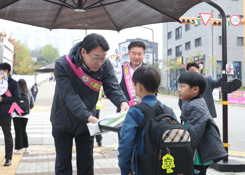 [화성=뉴시스]정명근 화성시장이 학교 앞에서 어린이 안전을 위해 교통봉사를 하고 있다.(사진=화성시 제공)2025.05.02.photo@newsis.com