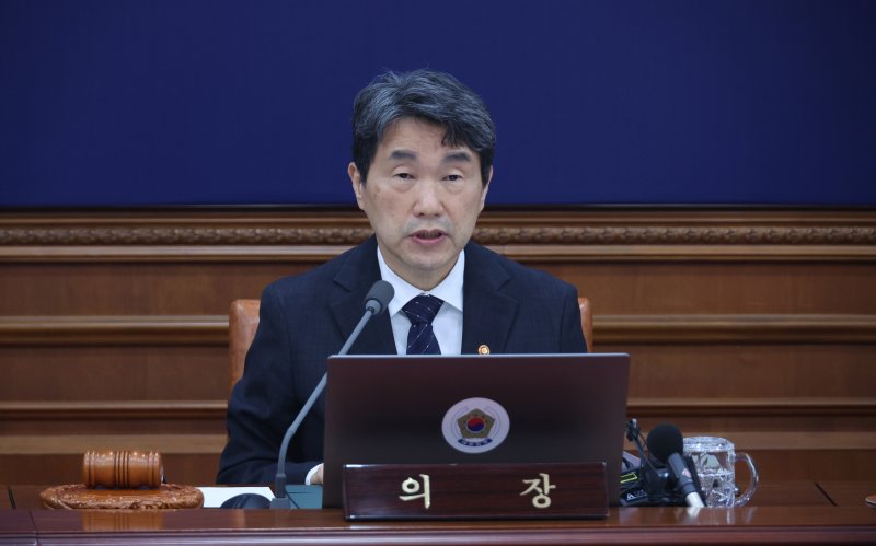 [서울=뉴시스] 고범준 기자 = 이주호 대통령 권한대행 부총리 겸 교육부 장관이 2일 서울 종로구 정부서울청사에서 열린 임시 국무회의에서 발언하고 있다. (대통령실통신사진기자단) 2025.05.02. bjko@newsis.com