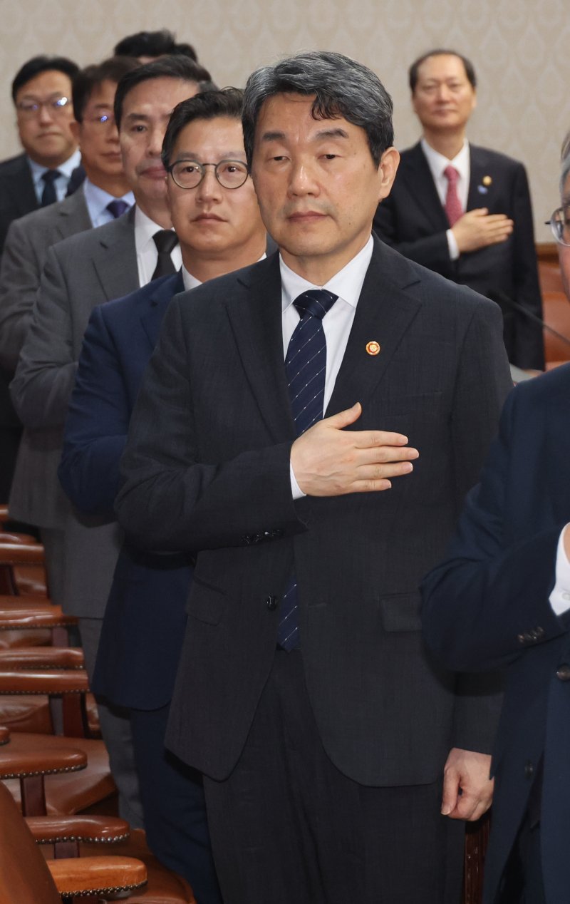 [서울=뉴시스] 고범준 기자 = 이주호 대통령 권한대행 부총리 겸 교육부 장관이 2일 서울 종로구 정부서울청사에서 열린 임시 국무회의에서 국기에 경례를 하고 있다. (대통령실통신사진기자단) 2025.05.02. bjko@newsis.com