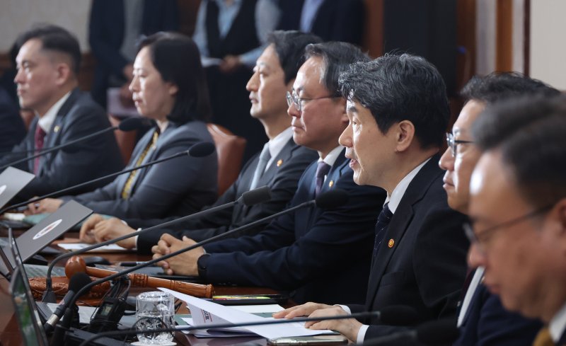 [서울=뉴시스] 고범준 기자 = 이주호 대통령 권한대행 부총리 겸 교육부 장관이 2일 서울 종로구 정부서울청사에서 열린 임시 국무회의에서 발언하고 있다. (대통령실통신사진기자단) 2025.05.02. bjko@newsis.com