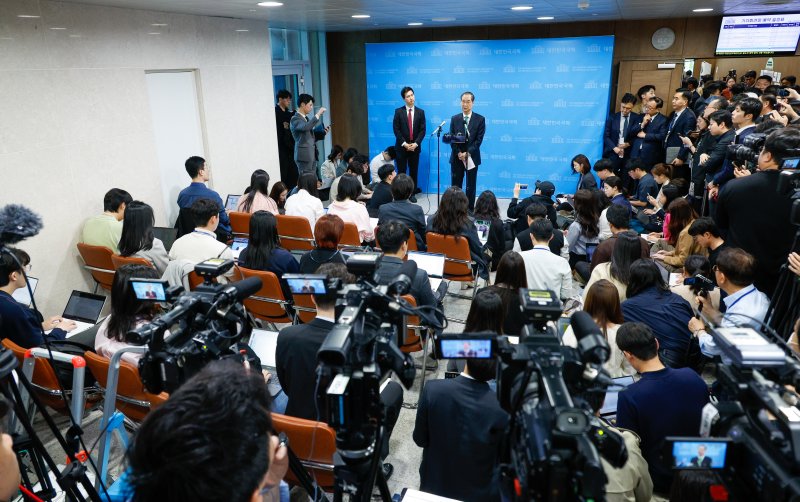 한덕수 전 국무총리가 2일 오전 서울 여의도 국회 소통관에서 '국민께 드리는 약속'을 주제로 제21대 대통령 선거 출마를 선언한 뒤 취재진 질의에 답하고 있다. 2025.5.2/뉴스1 ⓒ News1 안은나 기자