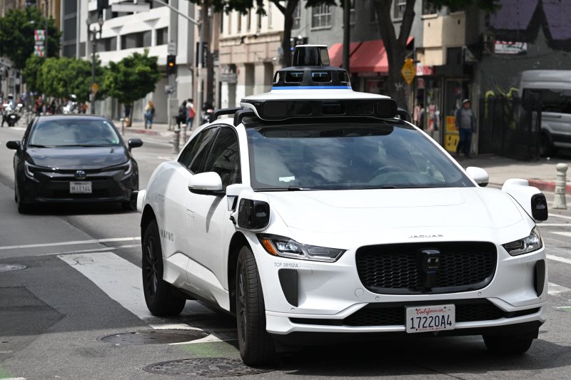 머스크가 꿈꾸던 '로보택시' 공식 데뷔, 완전자율주행 가능할까?