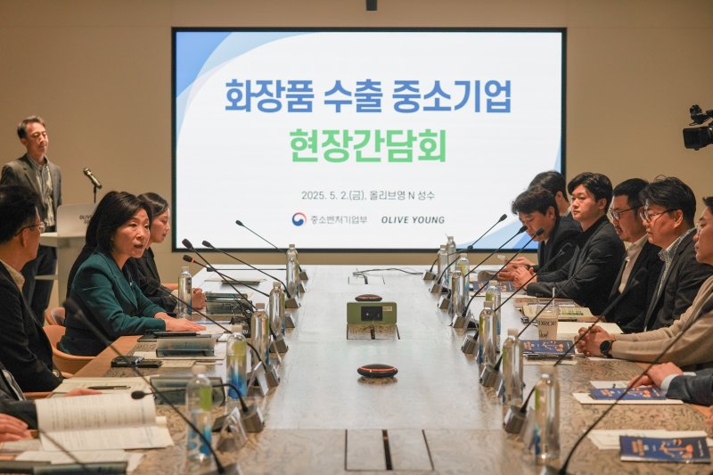 오영주 중소벤처기업부 장관이 2일 서울 성동구 올리브영N 성수에서 열린 'K-뷰티 수출 중소기업 현장 간담회'에서 모두 발언을 하고 있다.(중소벤처기업부 제공)