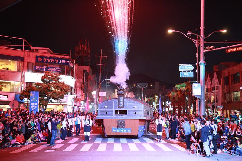 전남 여수시는 전라좌수영의 호국 문화와 역사를 조명하는 지역 대표 축제인 제59회 여수거북선축제가 오는 3~5일 이순신광장과 중앙동 일원에서 개최된다고 밝혔다. 사진은 축제의 서막을 여는 '통제영길놀이' 모습. 여수시 제공