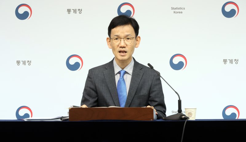 [세종=뉴시스] 강종민 기자 = 이두원 통계청 경제동향통계심의관이 2일 세종시 정부세종청사에서 2025년 4월 소비자물가동향을 발표하고 있다. 지난달 소비자물가지수는 116.38로 전년 동월 대비 2.1% 상승한 것으로 나타났다. 2025.05.01. ppkjm@newsis.com