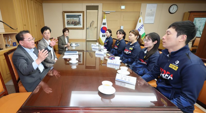 [전주=뉴시스] 김종훈 전북자치도 경제부지사와 전북 컬링팀이 담소를 나누고 있다. 2025.05.02 *재판매 및 DB 금지