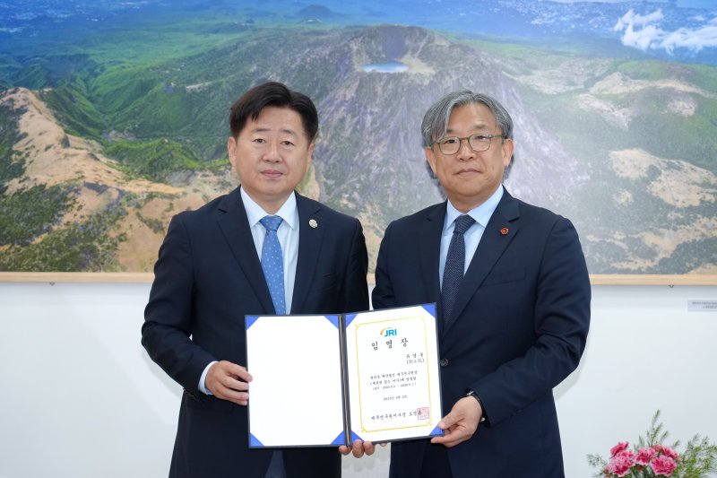 [제주=뉴시스] 오영훈(왼쪽) 제주지사와 유영봉 신임 제주연구원장이 2일 제주도청 도지사 집무실에서 열린 임명장 수여식에서 기념 촬영을 하고 있다. (사진=제주도 제공) 2025.05.02. photo@newsis.com *재판매 및 DB 금지