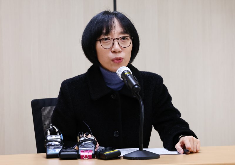 [서울=뉴시스] 김근수 기자 = 야권 추천 김유진 방송통신심의위원회 위원이 지난해 3월 서울 양천구 방송통신심의위원회에서 입장을 밝히고 있다. 2024.03.05. ks@newsis.com